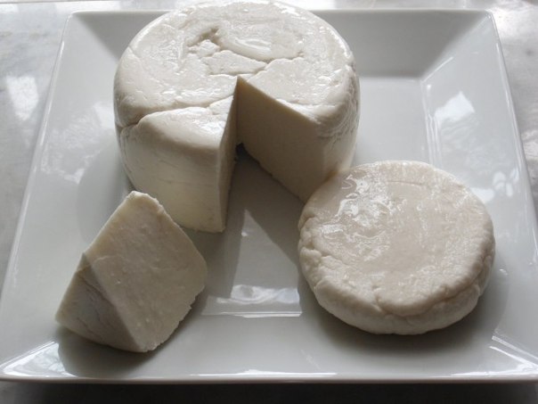 Сыр домашний из натурального коровьего молока типа сулгуни ( или моцареллы).