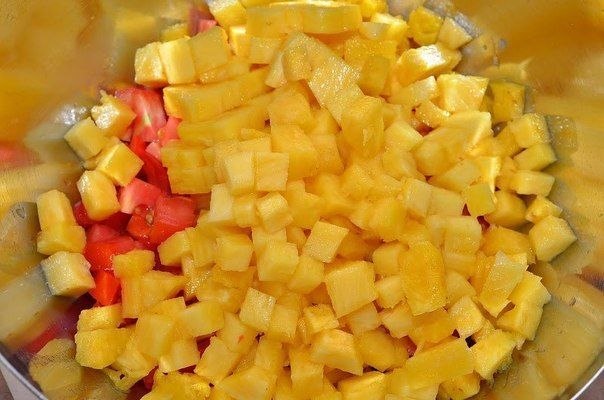 Сальса из ананаса и папайи.