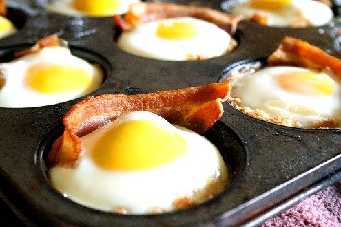 Закуска из яиц и бекона.