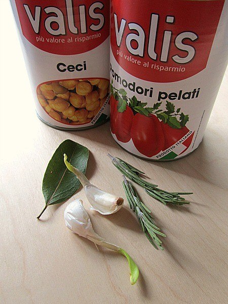 Паста с нутом, томатами и травами (pasta a ceci).