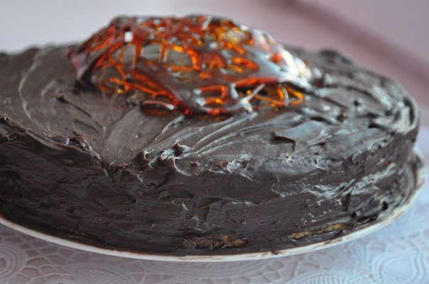 Шоколадный миндальный торт со сгущёнкой.