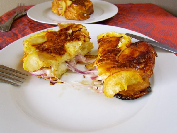 Французский тост с яблоками и сыром.