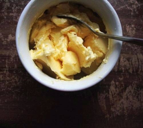Масло с вишней, медом и корицей.