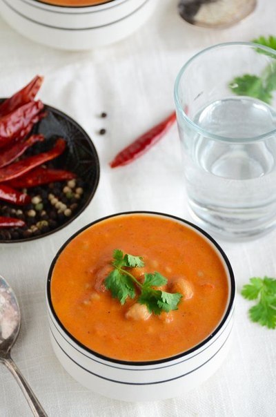 Индийский острый томатный крем-суп с кускусом.