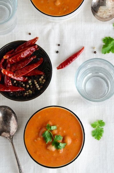 Индийский острый томатный крем-суп с кускусом.