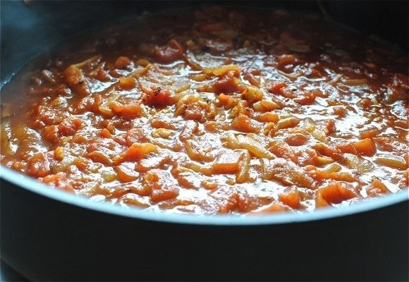 Жареные креветки с томатным соусом.