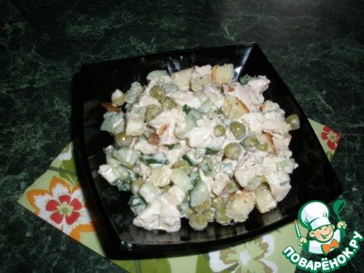 Салат с копченой курочкой, зеленым горошком и гренками