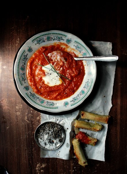 Томатный суп + роллы с моцареллой и песто.