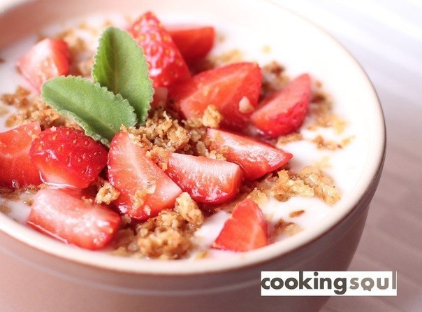 Прохладный завтрак для теплого летнего дня: йогурт, ягоды и карамель...