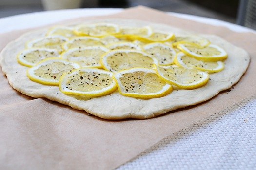 Пицца с лимонами и лососем.