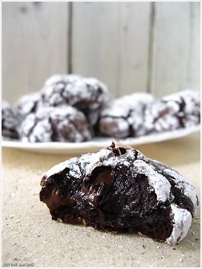 Печенье из горького темного шоколада.