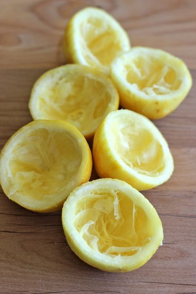 Лимонные блины с рикоттой с черничным соусом.