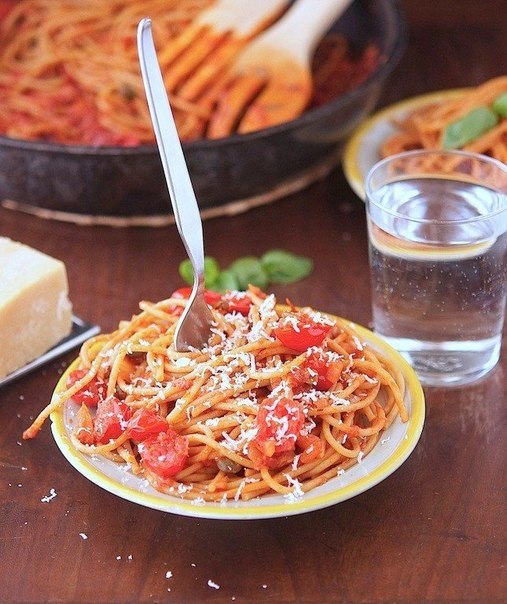 Втройне томатный соус для спагетти.