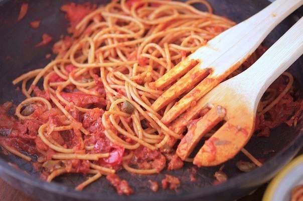 Втройне томатный соус для спагетти.