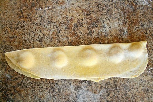 Равиоли с сыром в чесночном соусе.