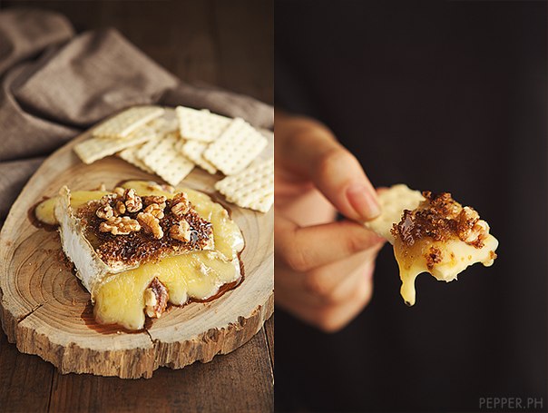 Сыр бри, запеченный с медом и орехами.