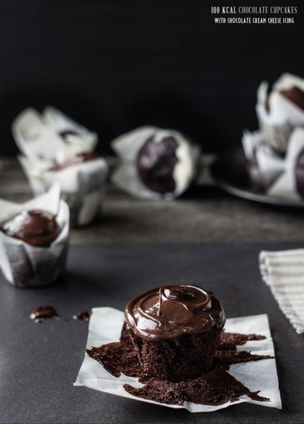 Шоколадные кексы в шоколадно-сливочной глазури.