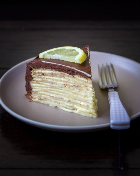 Блинный лимонный пирог в шоколадной глазури.