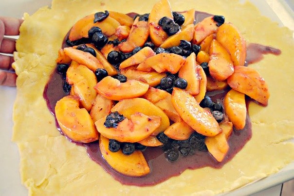 Домашний чернично-персиковый открытый пирог.