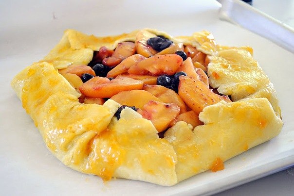 Домашний чернично-персиковый открытый пирог.