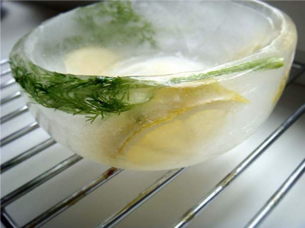 Жгучие креветки в ледяных чашечках.