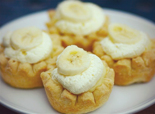 Мини-пирожки с бананом и кремом.
