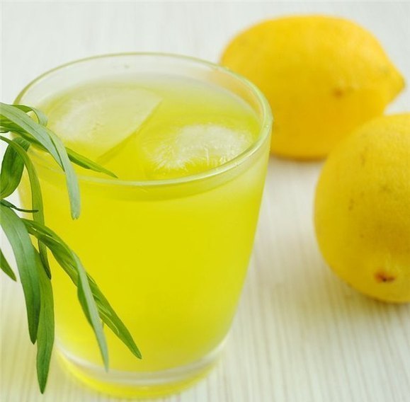 Лимонный напиток с мятой.