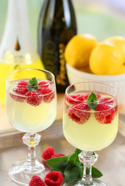 Лимончелло с игристым вином с малиной.