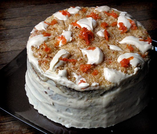 Здоровый морковно-яблочный торт из геркулеса с кремом.