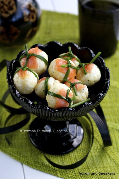 Картофельные шарики со сливочным сыром и лососем.