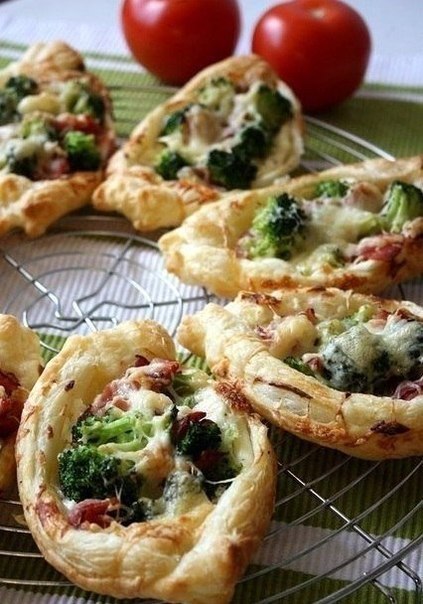 Хрустящие мини-пиццы с беконом и брокколи.