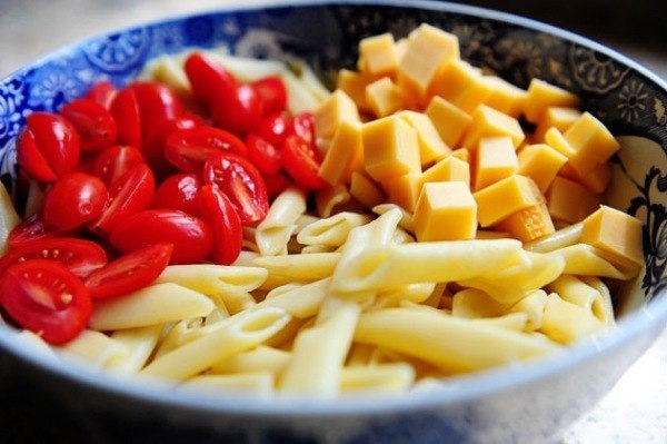 Салат с сыром Гауда, томатами и свежим базиликом.