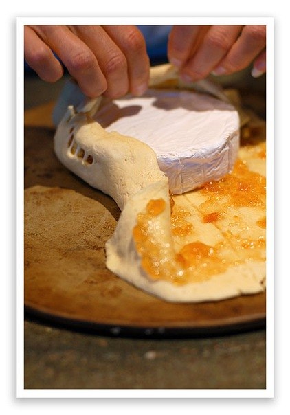 Пирог с сыром бри и джемом.