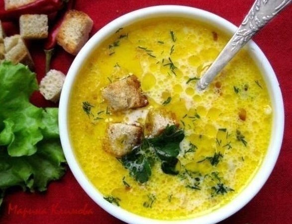 Сливочно-сырный суп с ветчиной и сухариками.
