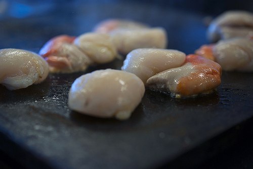 Морские гребешки под соусом из цукини с грибами.