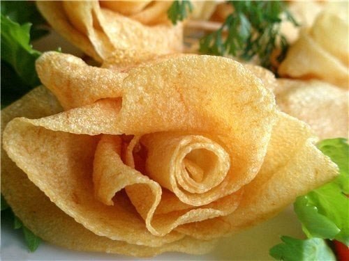 "Розы" из картофеля во фритюре.