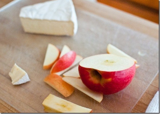 Панини с яблочным повидлом, сыром и яблоком.