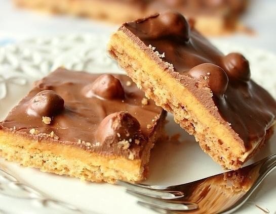 Печенье с шоколадом и орехами.
