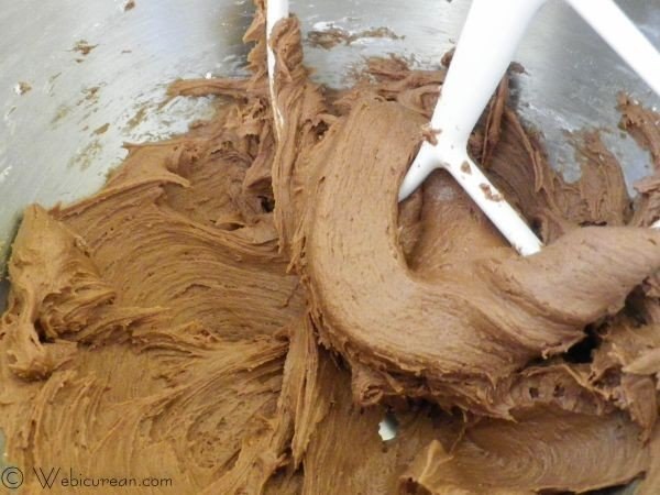 Шоколадный баумкухен со сметанным кремом.