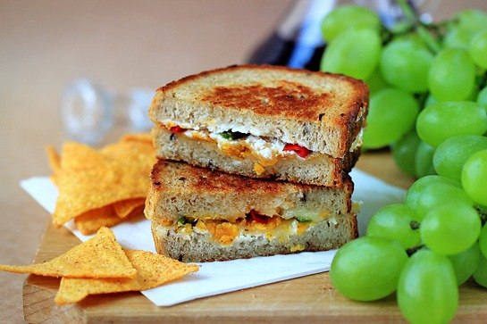 Хрустящий сэндвич с сыром и перцем чили.