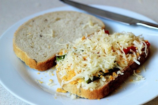Хрустящий сэндвич с сыром и перцем чили.