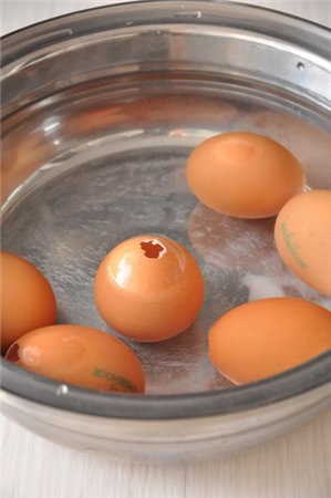 Шоколадные кексы «Пасхальные яйца», запеченные в яичной скорлупе.