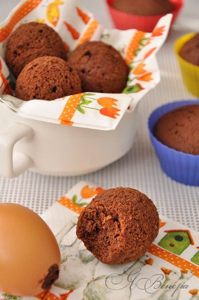 Шоколадные кексы «Пасхальные яйца», запеченные в яичной скорлупе.