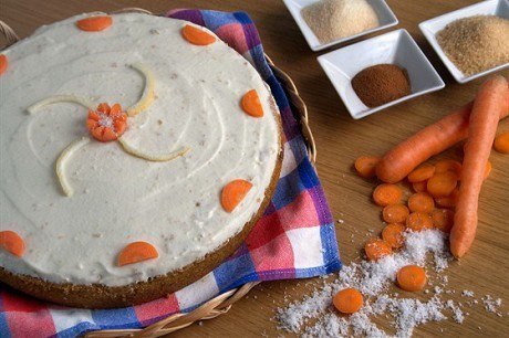 Морковный пирог с сахарной глазурью.