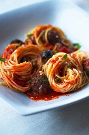 Спагетти в томатном соусе с мясными шариками.