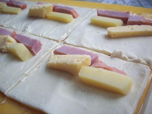 Слоеные булочки с сыром и мясом
