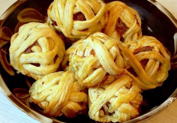 Мясные клубочки в слоеном тесте.