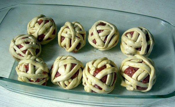 Мясные клубочки в слоеном тесте.