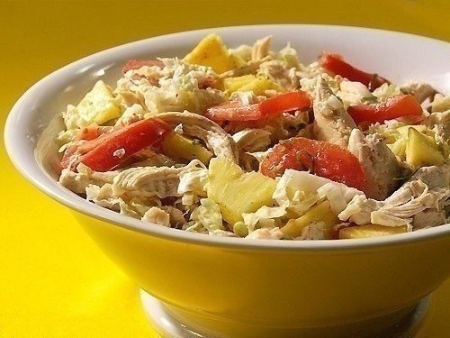Салат с курицей и ананасами