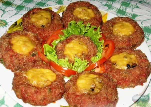 Рубленое мясо с грибной начинкой под сыром. Вкусно и просто.